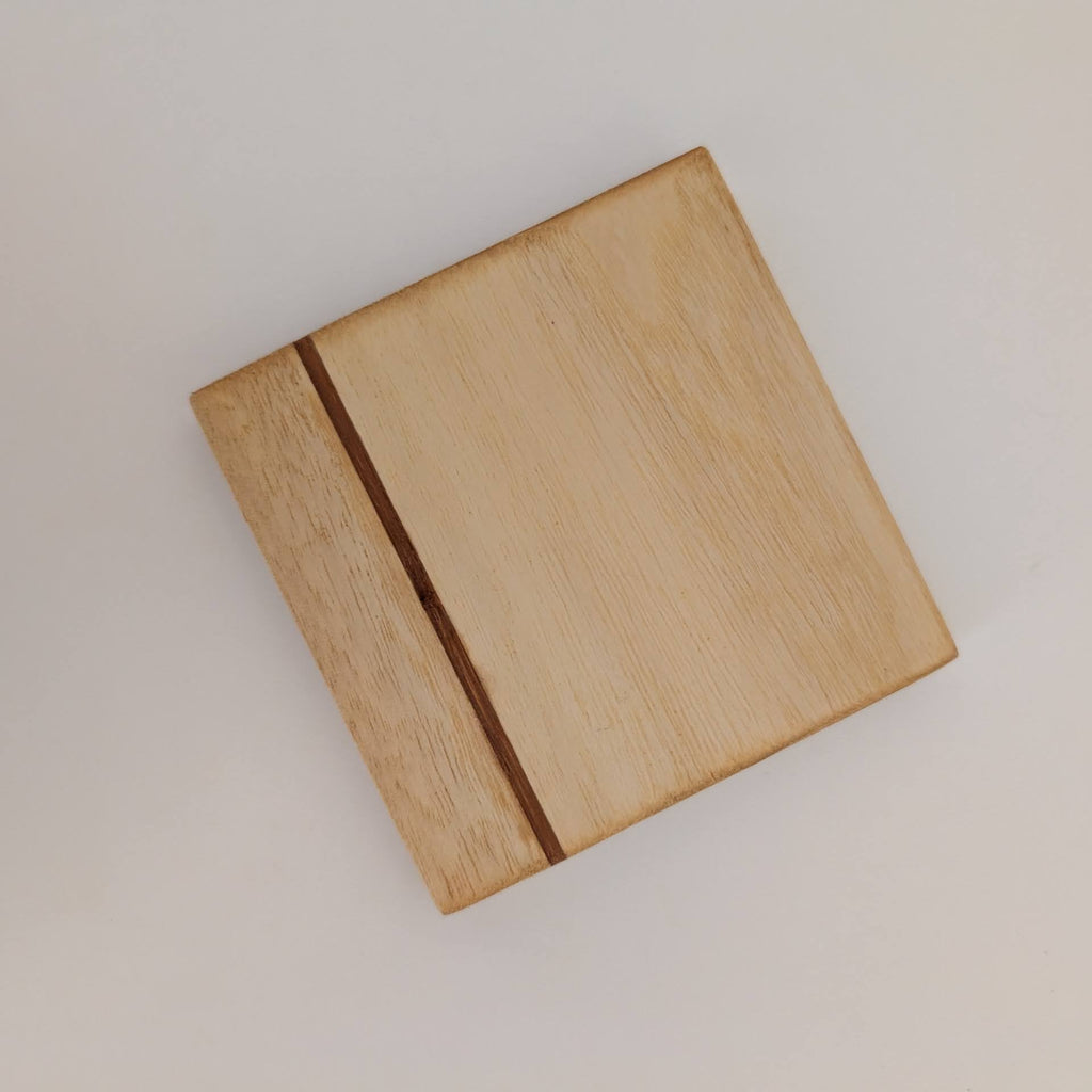 Posavasos Luz, de madera de paulownia, extremadamente ligero. Destaca su línea decorativa de bambú. Diseño minimalista artesanal.