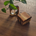 Set de 4 posavasos Sombra en su soporte. Madera de acacia, gruesos y hechos a mano. Protege y decora tu mesa con artesanía única.