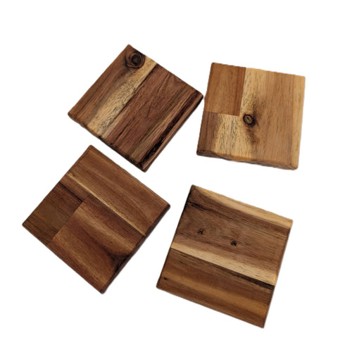 Posavasos Sombra de Siete Maderas: 4 piezas de acacia artesanal. Admira sus diferencias de tonos y vetas únicas. Calidad y diseño.