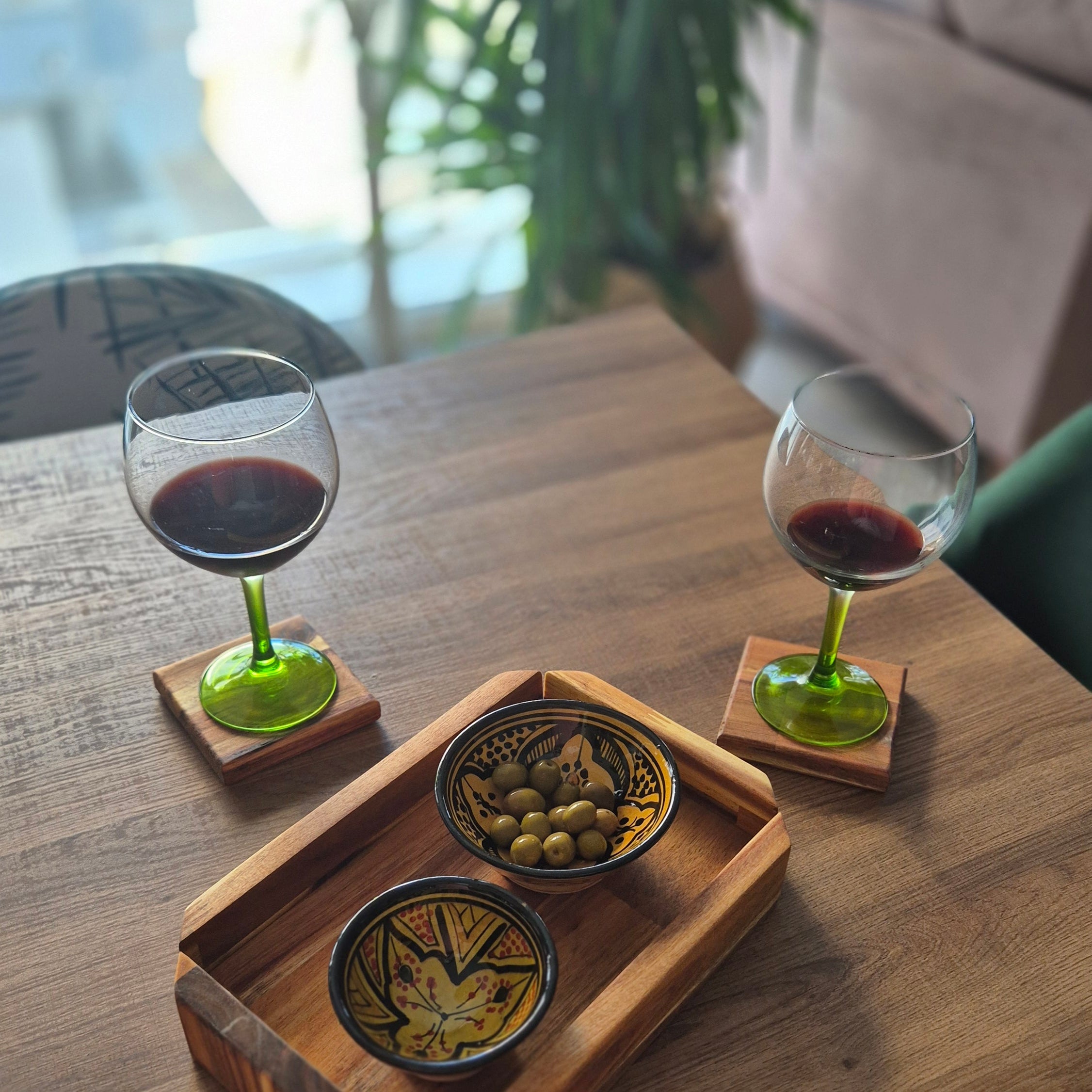 Disfruta con los posavasos Sombra. Protege tu mesa con estilo, bajo copas de vino y aperitivos. Madera de acacia robusta.
