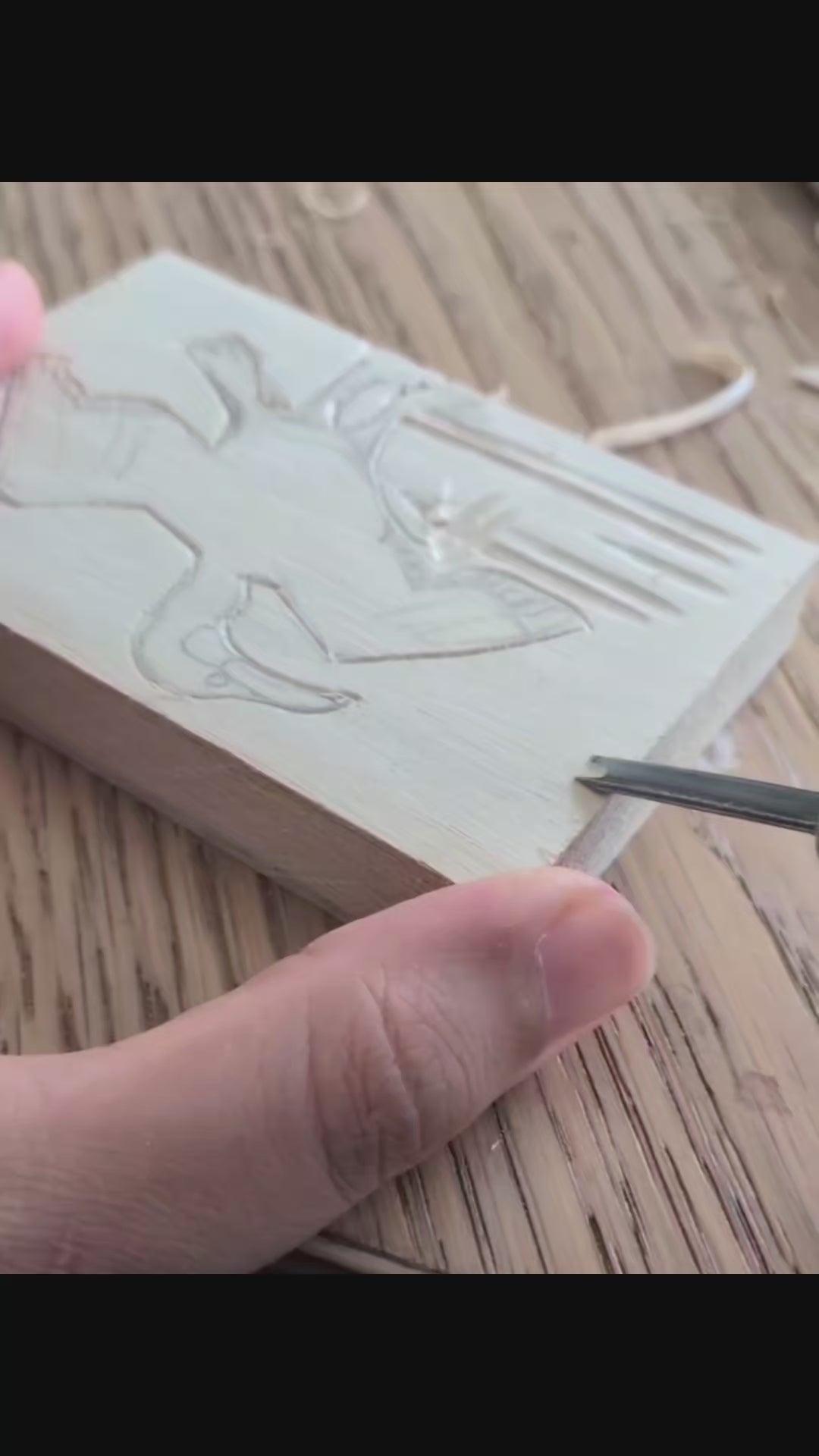 Móvil inspirado en las aves que habitan la provincia de Málaga. Tallado y pintado a mano por Siete Maderas. Contiene 5 aves diferentes y podrás ampliar la colección con tus aves preferidas. Detalle tallado.