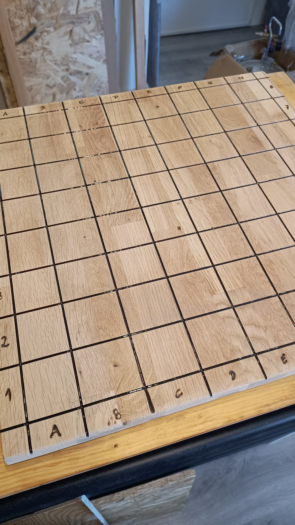 Parte de la creación del tablero de ajedrez gambito de Siete Maderas.