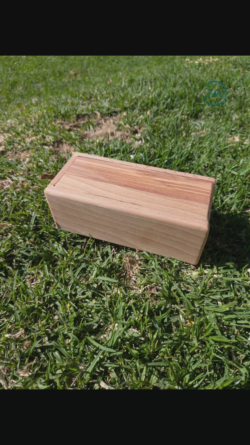 Dominó de madera de haya y resina hecho a mano por Siete Maderas en su taller de Málaga