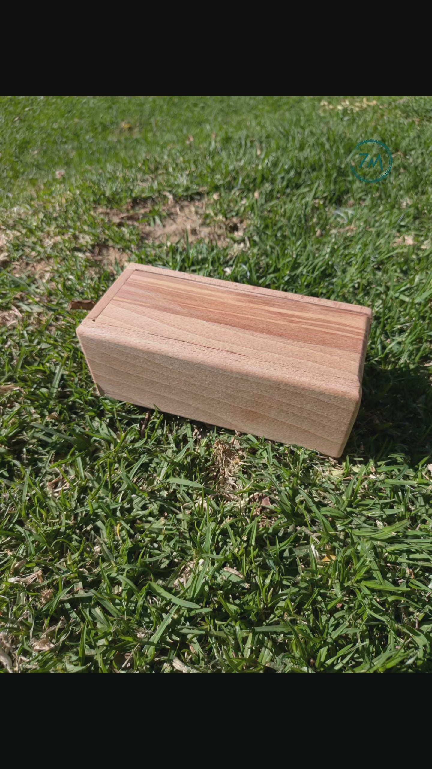 Dominó de madera de haya y resina hecho a mano por Siete Maderas en su taller de Málaga