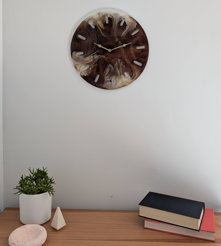 La pieza perfecta para decorar tu pared. Reloj de resina artesanal Urd, con tonos que evocan la tierra. Ideal sobre una cómoda con piezas a juego.