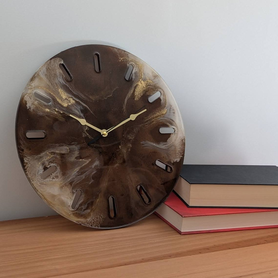Reloj de resina Urd. Una pieza decorativa versátil para tu hogar. Ideal para apoyar en una estantería o mueble auxiliar. Diseño artesanal y sostenible.