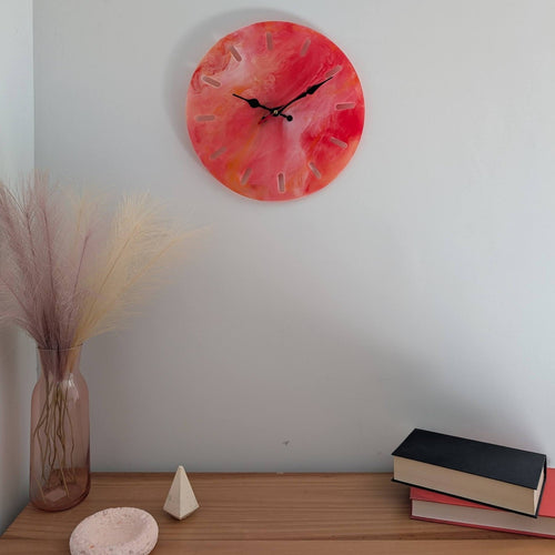 Reloj de resina artesanal Verdandi, una explosión de color para tu pared. La decoración perfecta sobre tu cómoda, combinando con otras piezas. Agujas negras.