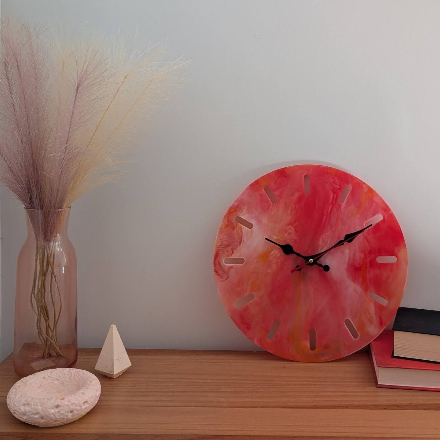Reloj de resina artesanal Verdandi, una explosión de color para tu estantería. Se integra perfectamente con otras piezas. Agujas negras, decoración moderna, única.