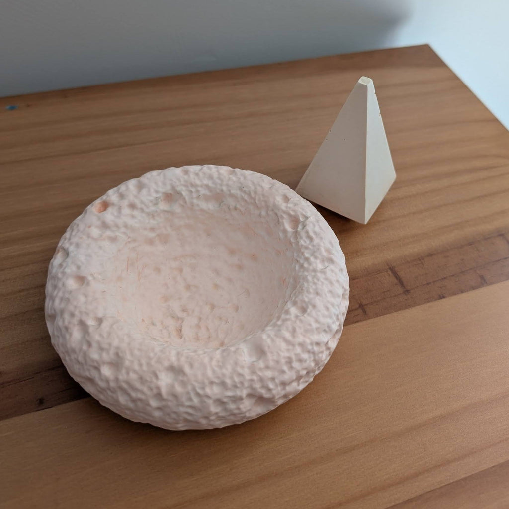 La decoración perfecta para tu hogar. Set de resina al agua Calma, en tonos coral y salmón. Aporta un toque de paz y armonía a tu espacio.