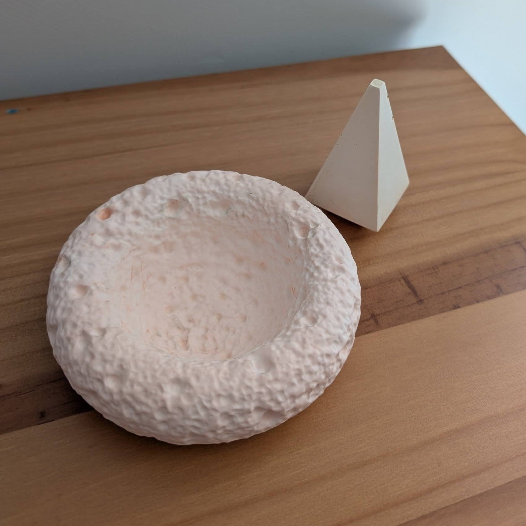 La decoración perfecta para tu hogar. Set de resina al agua Calma, en tonos coral y salmón. Aporta un toque de paz y armonía a tu espacio.
