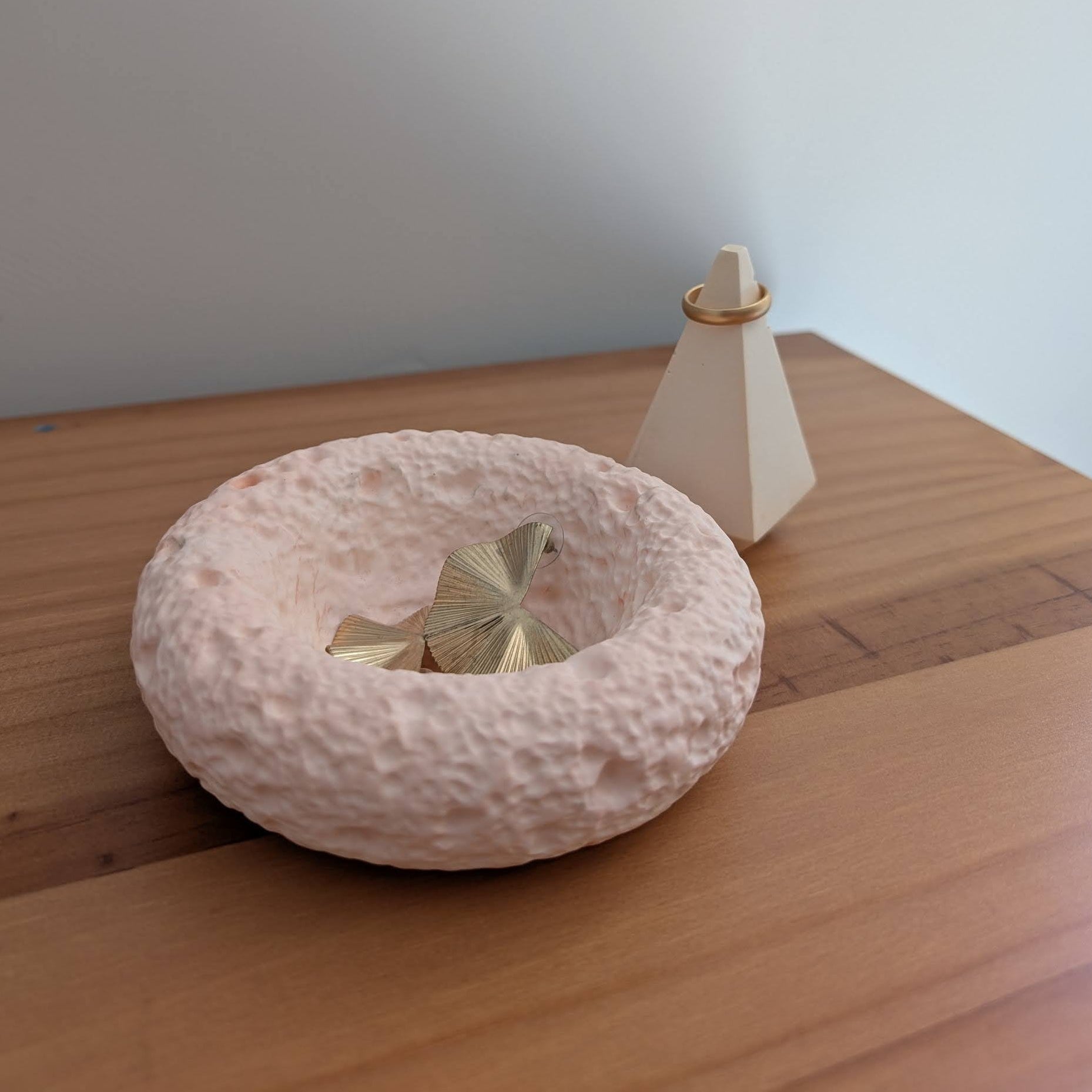 Set artesanal Calma en resina al agua. Tonos coral y salmón, con un vaciabolsillos y portaanillos para organizar tus joyas. Hecho a mano.