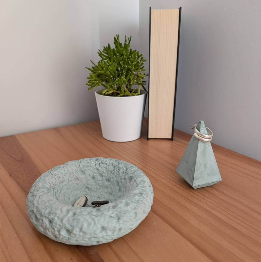 El set artesanal Serena decora tu hogar con su tono verde grisáceo pastel y su diseño de piedra porosa. Un toque de estilo que realza cualquier espacio.