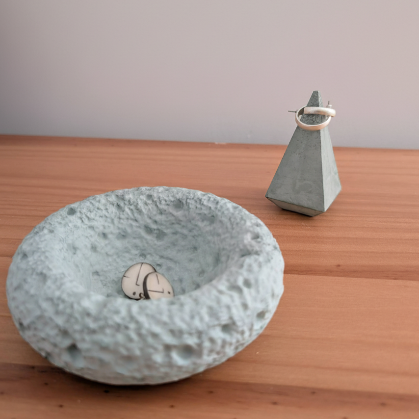 Set vaciabolsillos y portaanillos Serena en resina al agua. Tono grisáceo pastel. Exhibe tus joyas con un diseño de piedra porosa. Artesanía única.