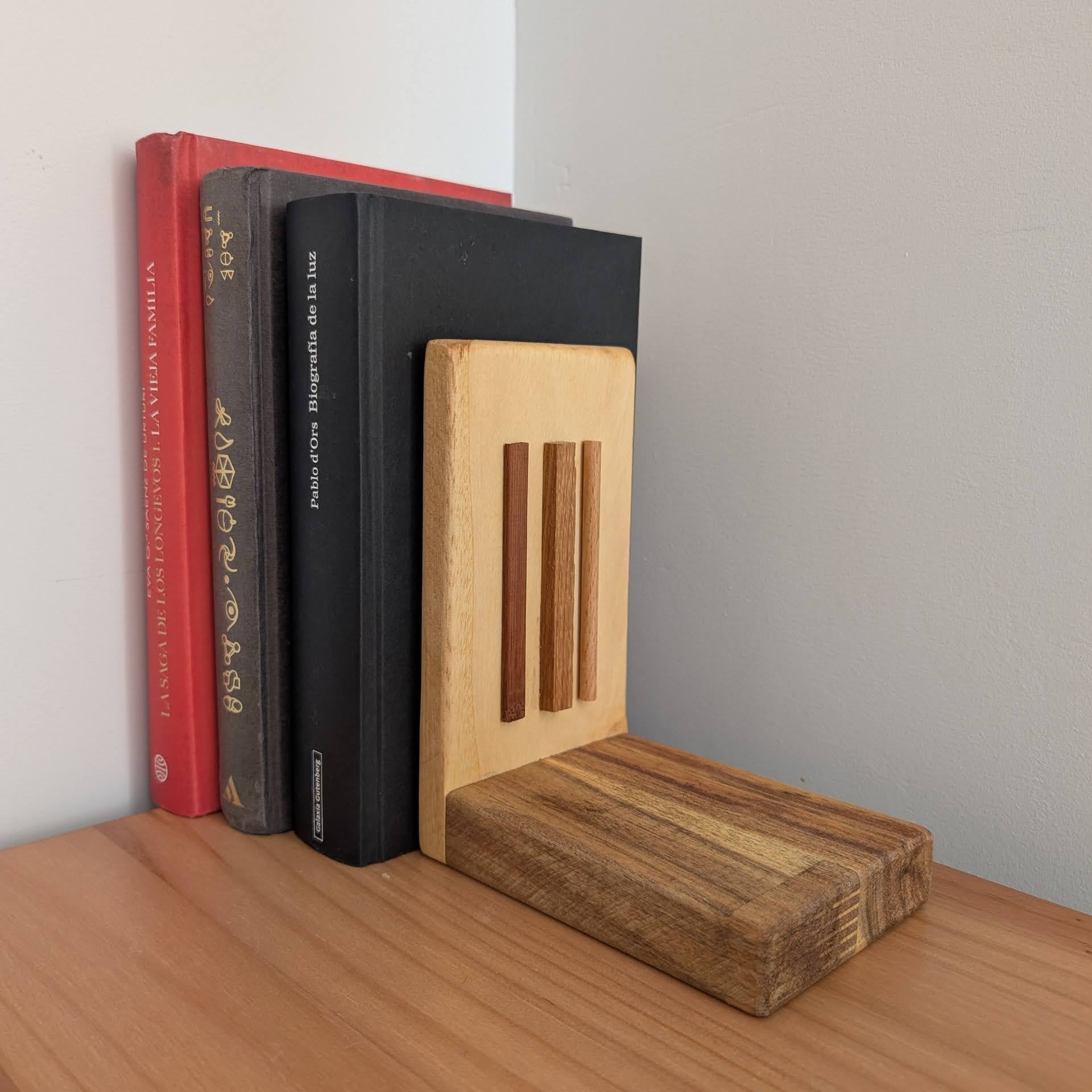 Sujetalibros Veta: una pieza única, hecha con madera reciclada del taller. Organiza tus libros con estilo y diseño sostenible.