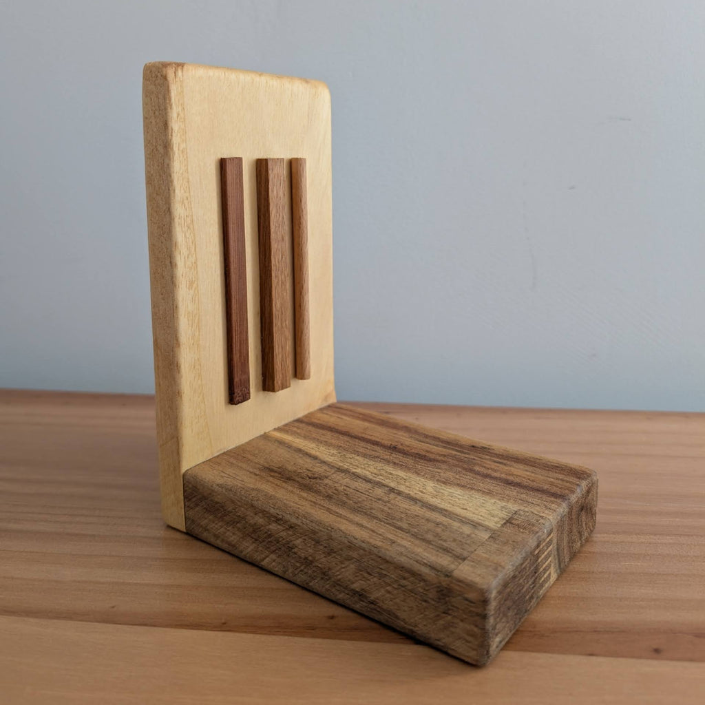 Sujetalibros Veta, una pieza única. Hecha a mano con madera sobrante para reducir residuos. Apuesta por la artesanía sostenible para tu hogar.