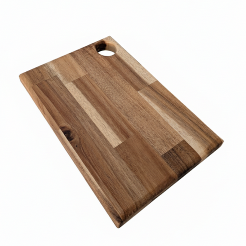 Tabla de cortar y servir Cima. Una pieza versátil de madera de acacia. Su agujero superior te permite colgarla, dándole un toque decorativo.