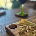 La tabla de servir Cima, de madera de acacia, con un agujero funcional y decorativo. Perfecto para servir quesos y aperitivos, realzando tu mesa.