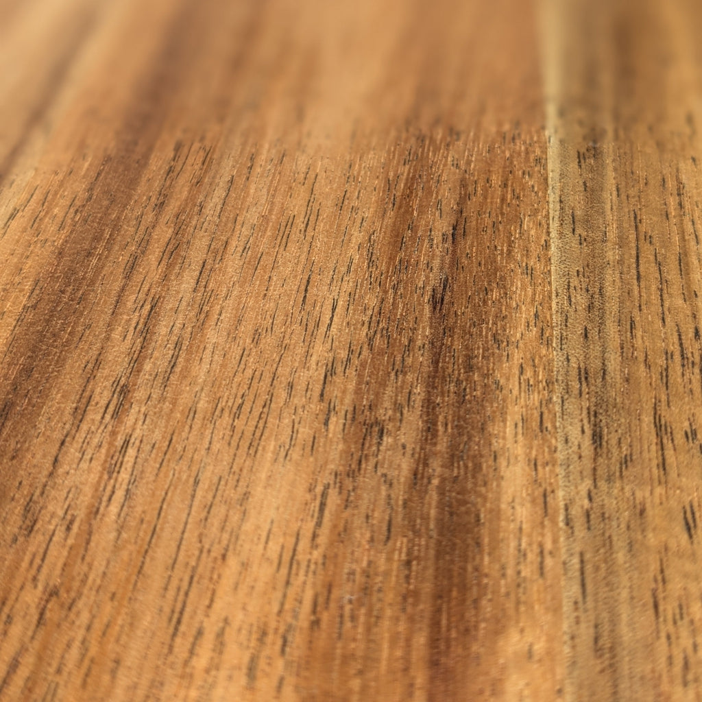 La calidad de la madera de acacia en primer plano. Detalle de los acabados de la madera. Cada veta es única.