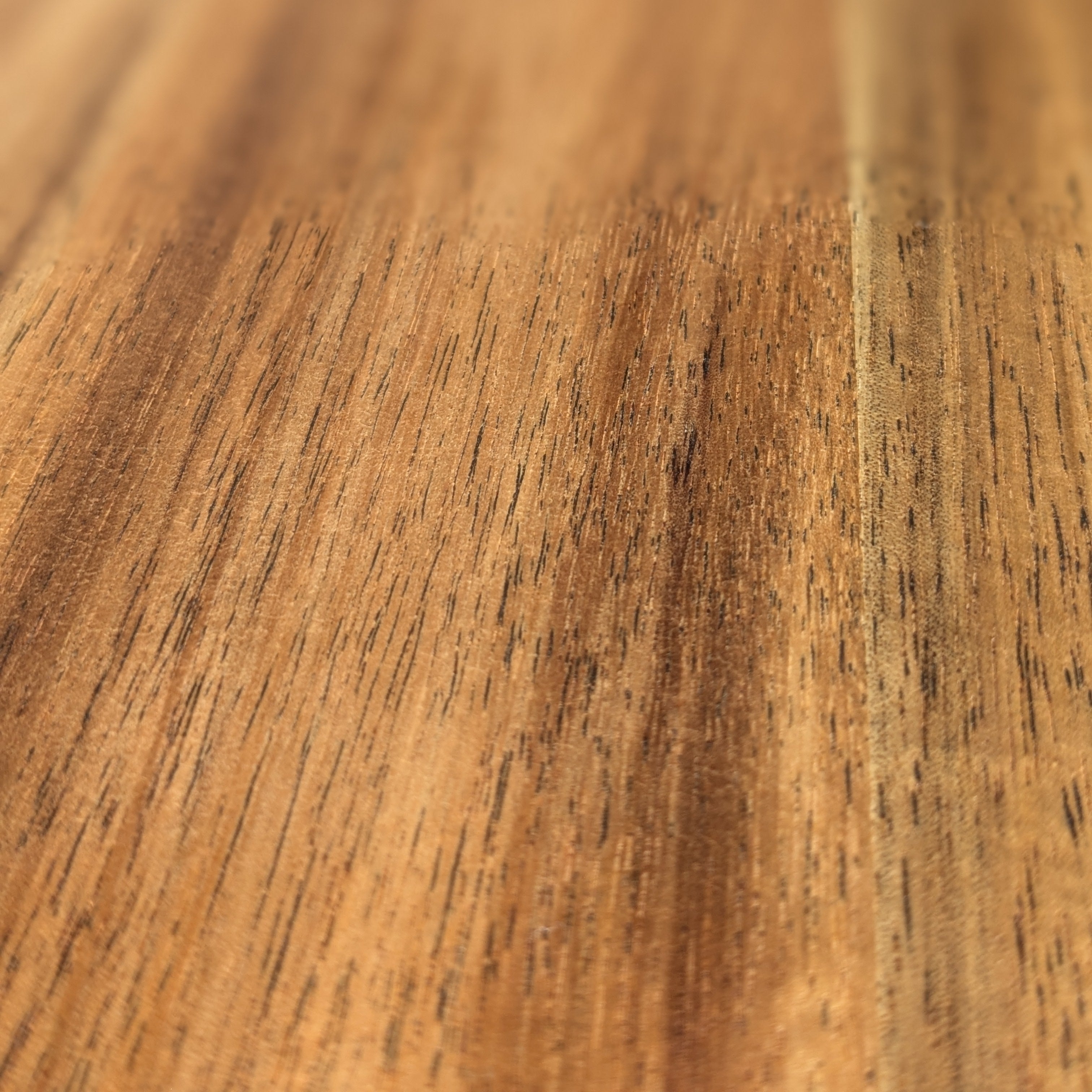 La calidad de la madera de acacia en primer plano. Detalle de los acabados de la madera. Cada veta es única.