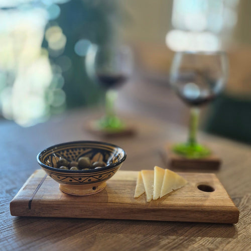 La tabla Estrato, perfecta para tus momentos especiales. Sirve aceitunas y quesos en madera de acacia y bambú. Acompaña tu vino.