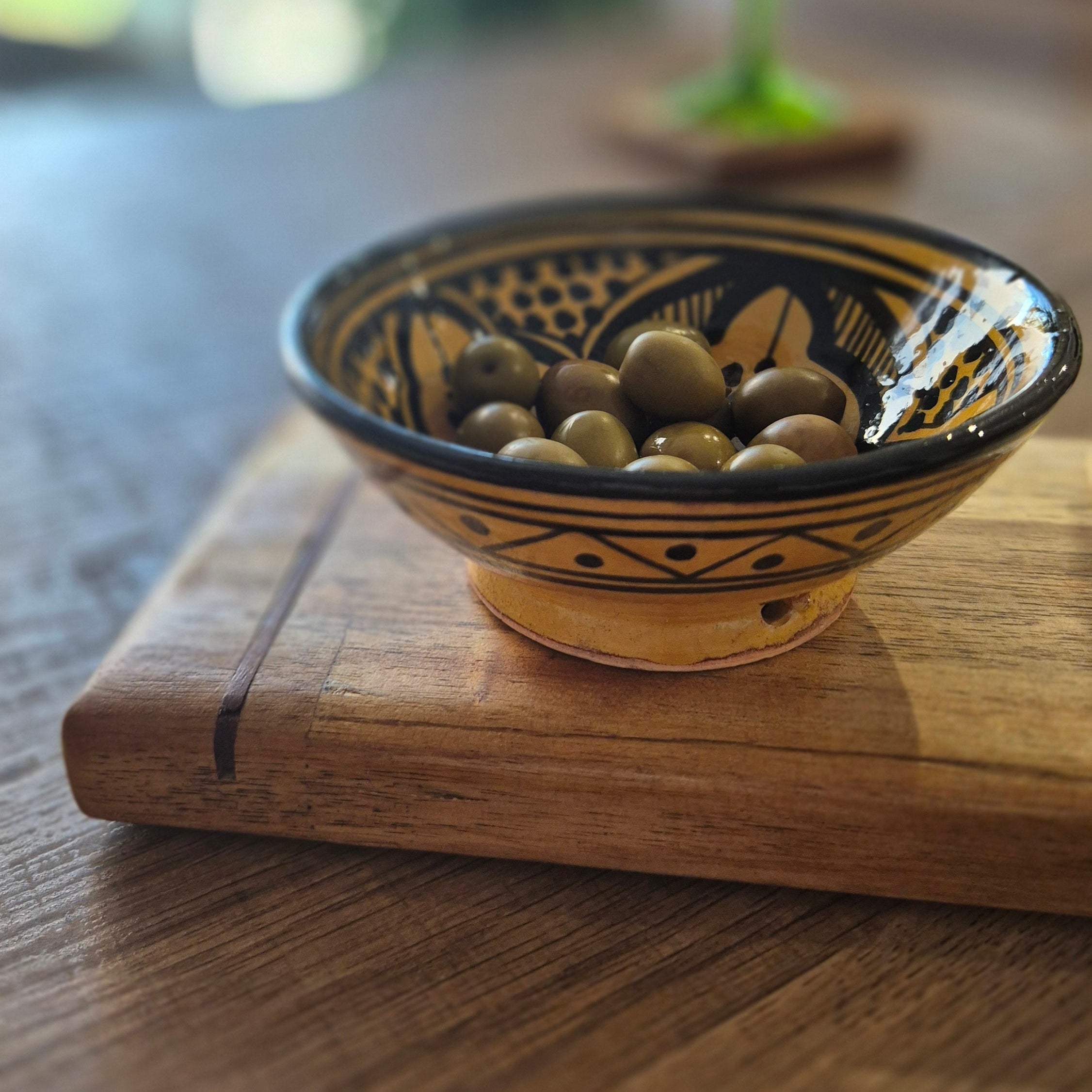 Detalle de la tabla Estrato: la línea de bambú sobre la madera de acacia. Acabados perfectos que realzan su diseño artesanal único.