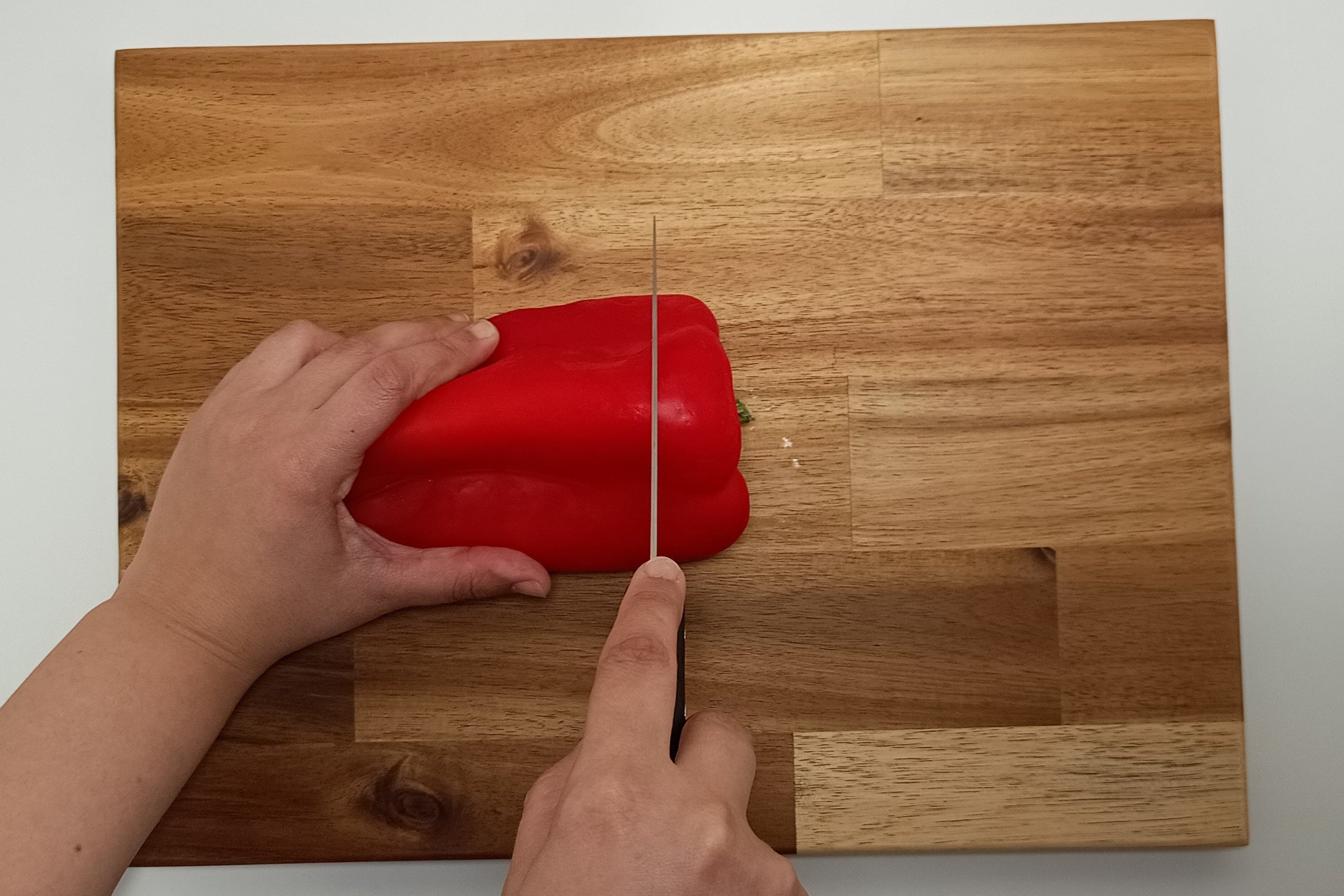 Prepara tus ingredientes con la tabla de madera Sierra. Robustez y precisión para cortar tus verduras. Utensilio de cocina artesanal y duradero.