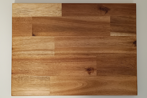 Tabla de cortar y servir Sierra. Diseño único en madera de acacia maciza. Perfecta para la cocina o como decoración rústica. Calidad artesanal.